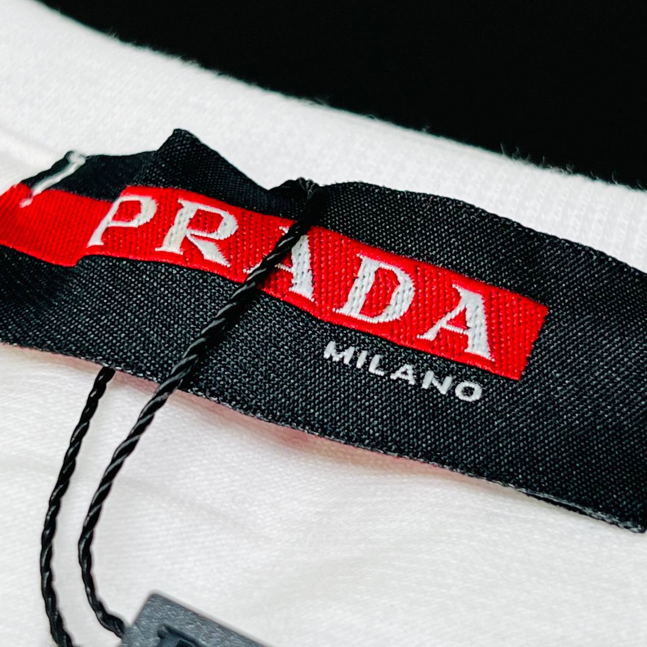 Camiseta Algodão Soft Americano - PRADA arte em aplique