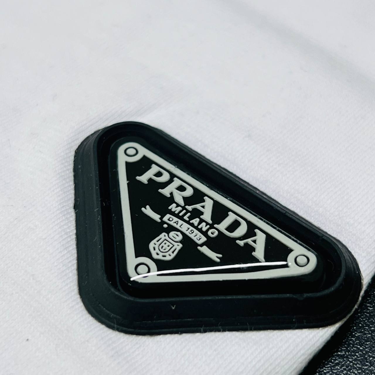 Camiseta Algodão Soft Americano - PRADA arte em aplique