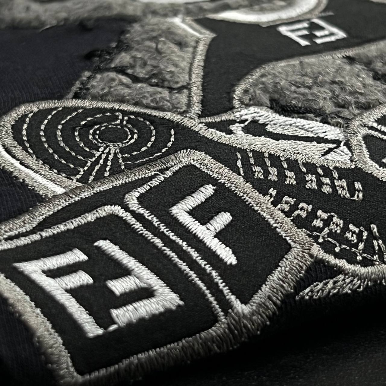 Camiseta GENUINA COTTON TANGUIS TURCO - FENDI arte em bordado e camurça