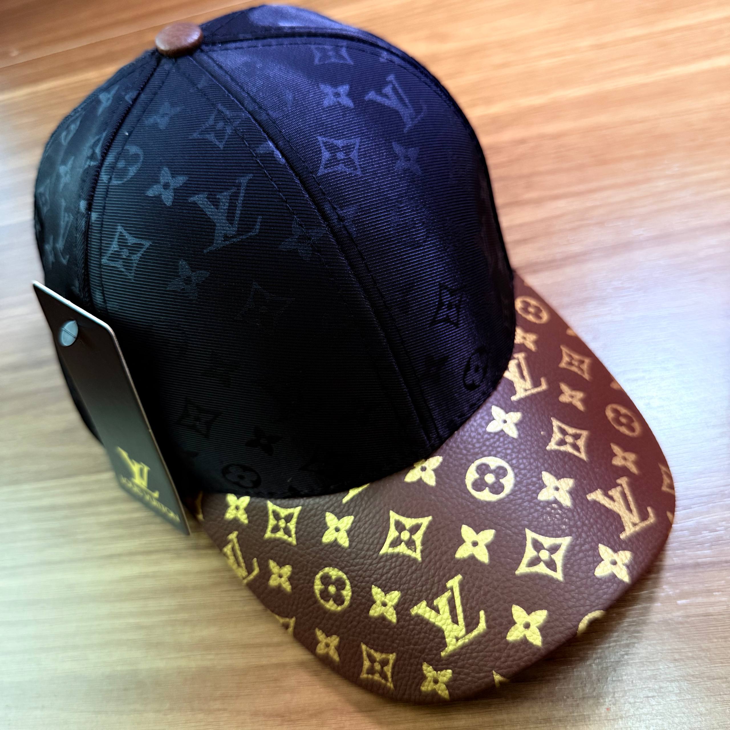 Boné Ultra Premium LOUIS VUITTON Aba de couro (LT026)