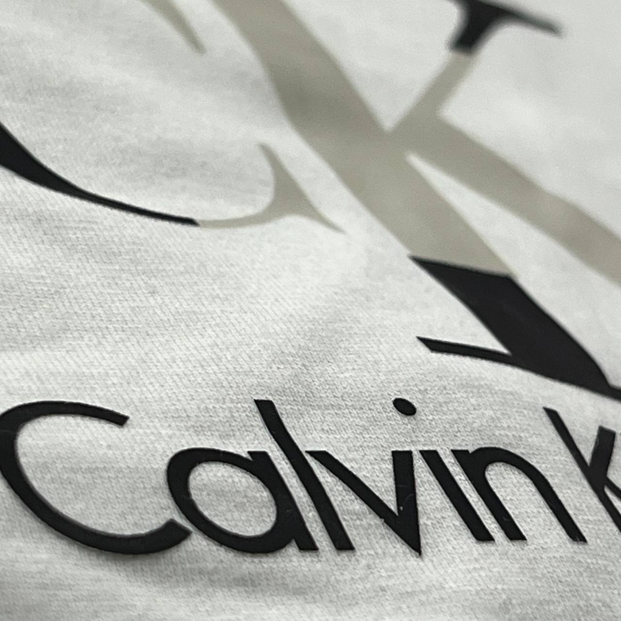 CAMISETA GENUINA SOFT PENTEADO TURCO - CALVIN KLEIN arte em DTF