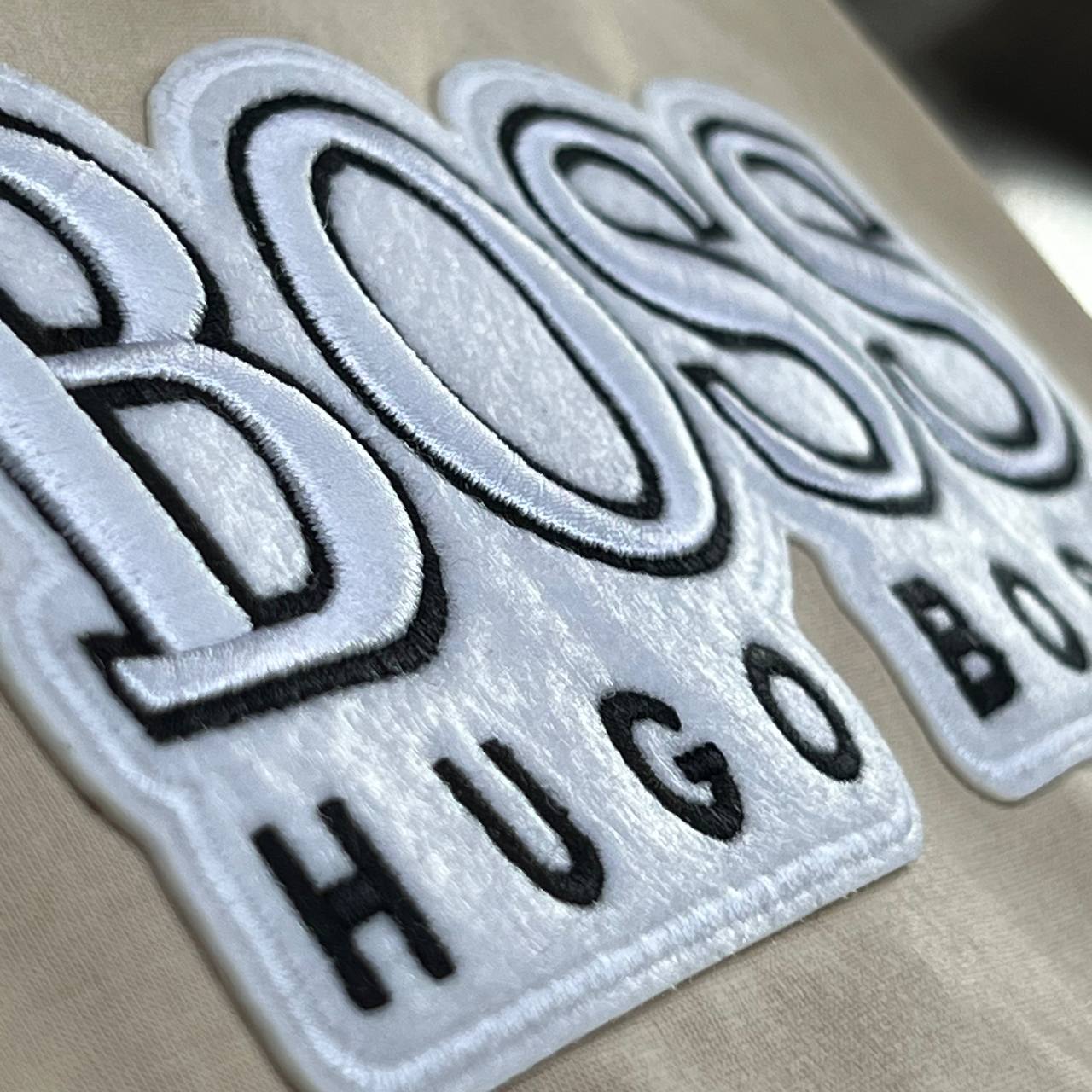 Camiseta Genuina 40.1 LUXO - HUGO BOSS arte em bordado camurça