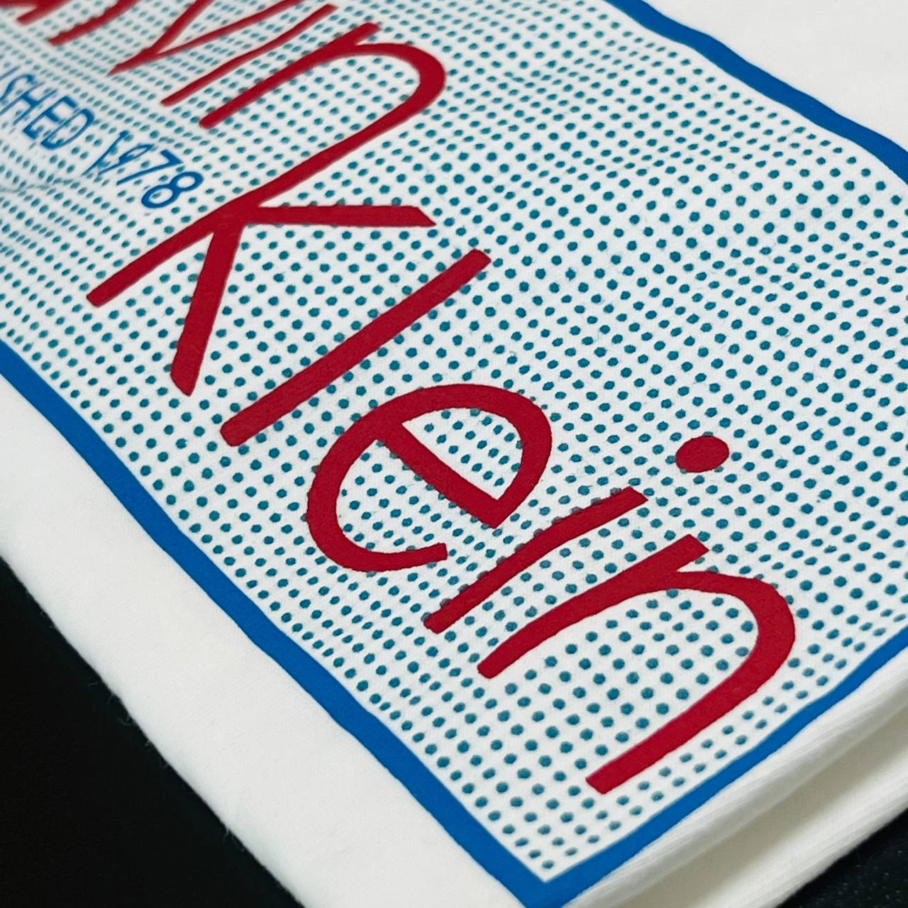 Camiseta Genuína Soft Penteado Turco - CALVIN KLEIN arte em termo gel