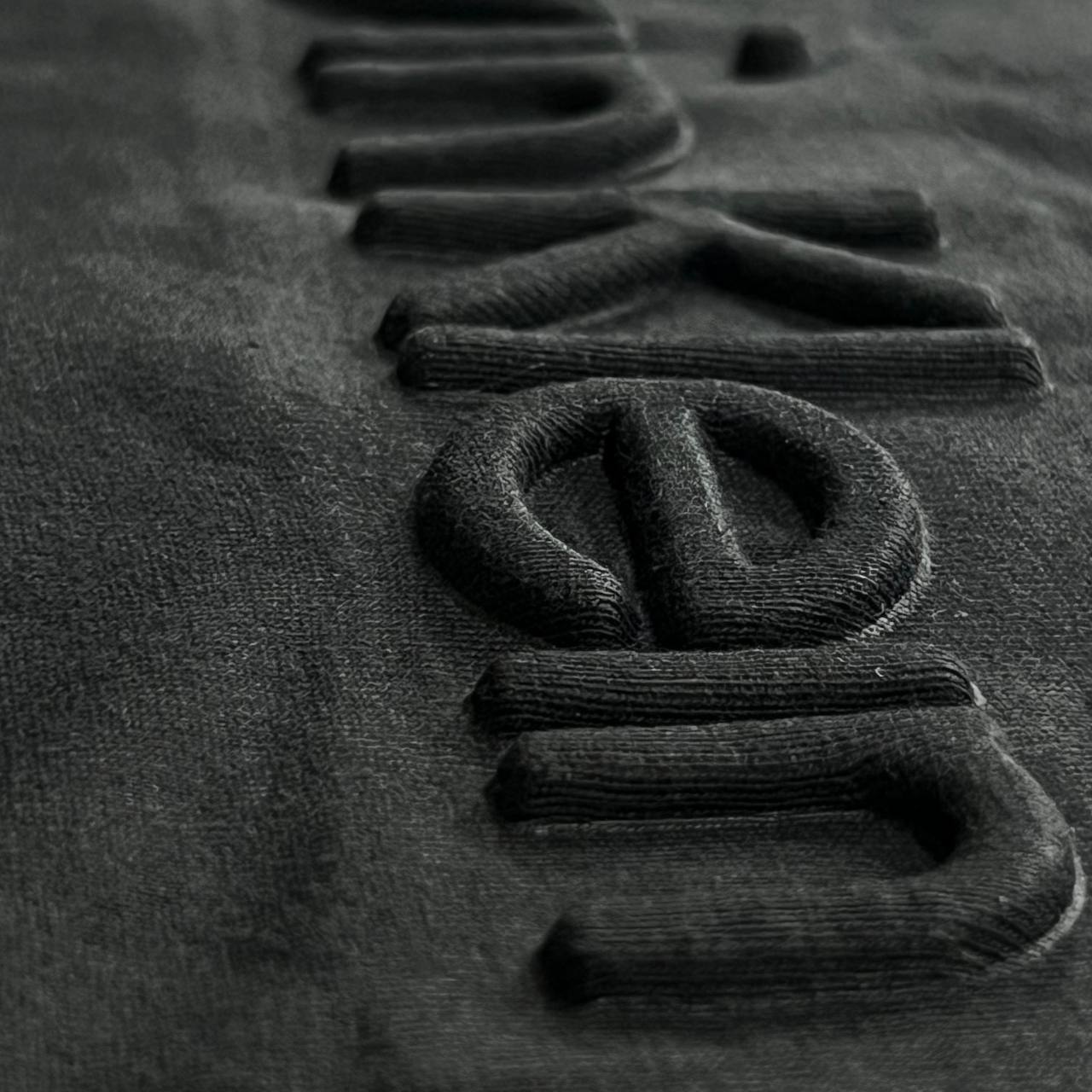 CAMISETA GENUINA SOFT PENTEADO TURCO - CALVIN KLEIN arte em relevo