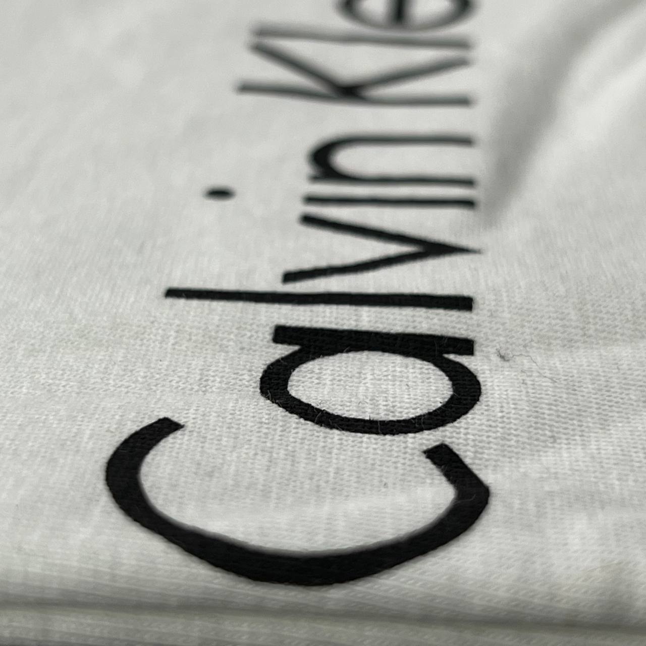 CAMISETA GENUINA SOFT PENTEADO TURCO - CALVIN KLEIN arte em DTF