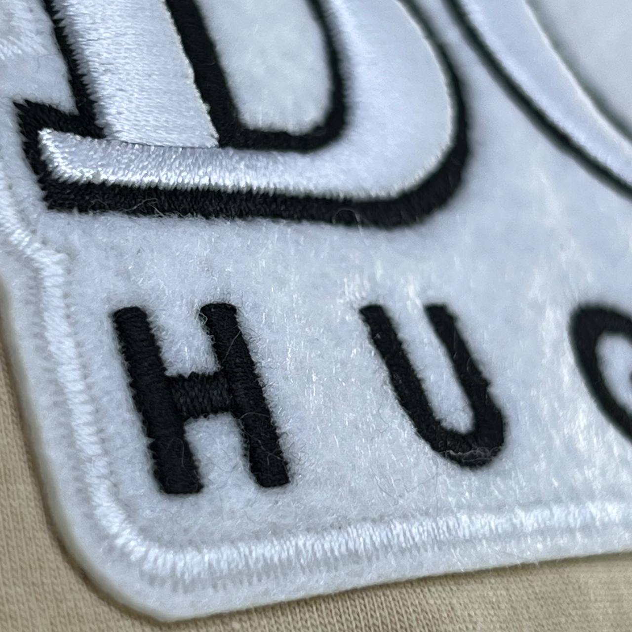 Camiseta Genuina 40.1 LUXO - HUGO BOSS arte em bordado camurça