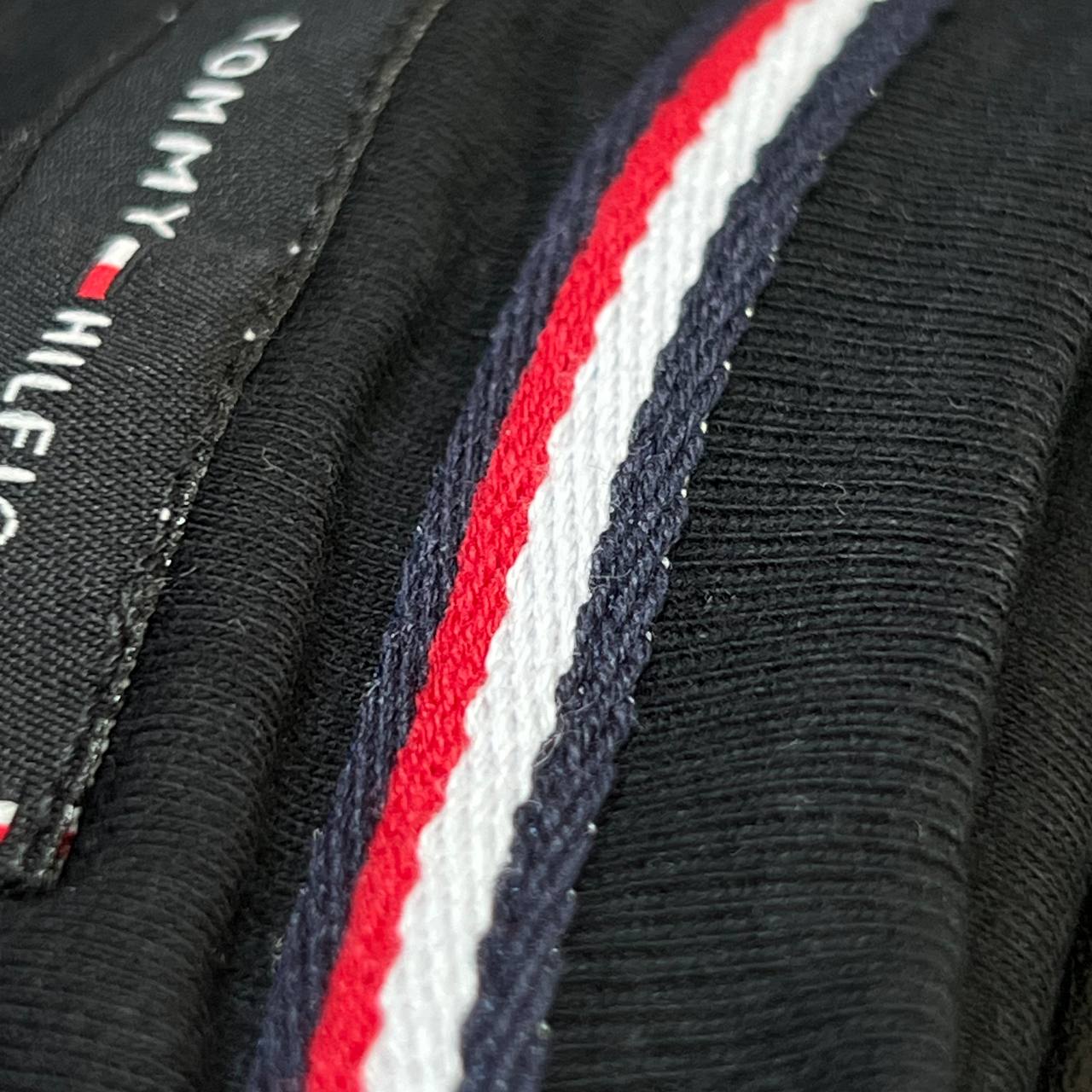 Camiseta GENUINA COTTON SOFT TURCO - TOMMY HILFIGER arte bordada