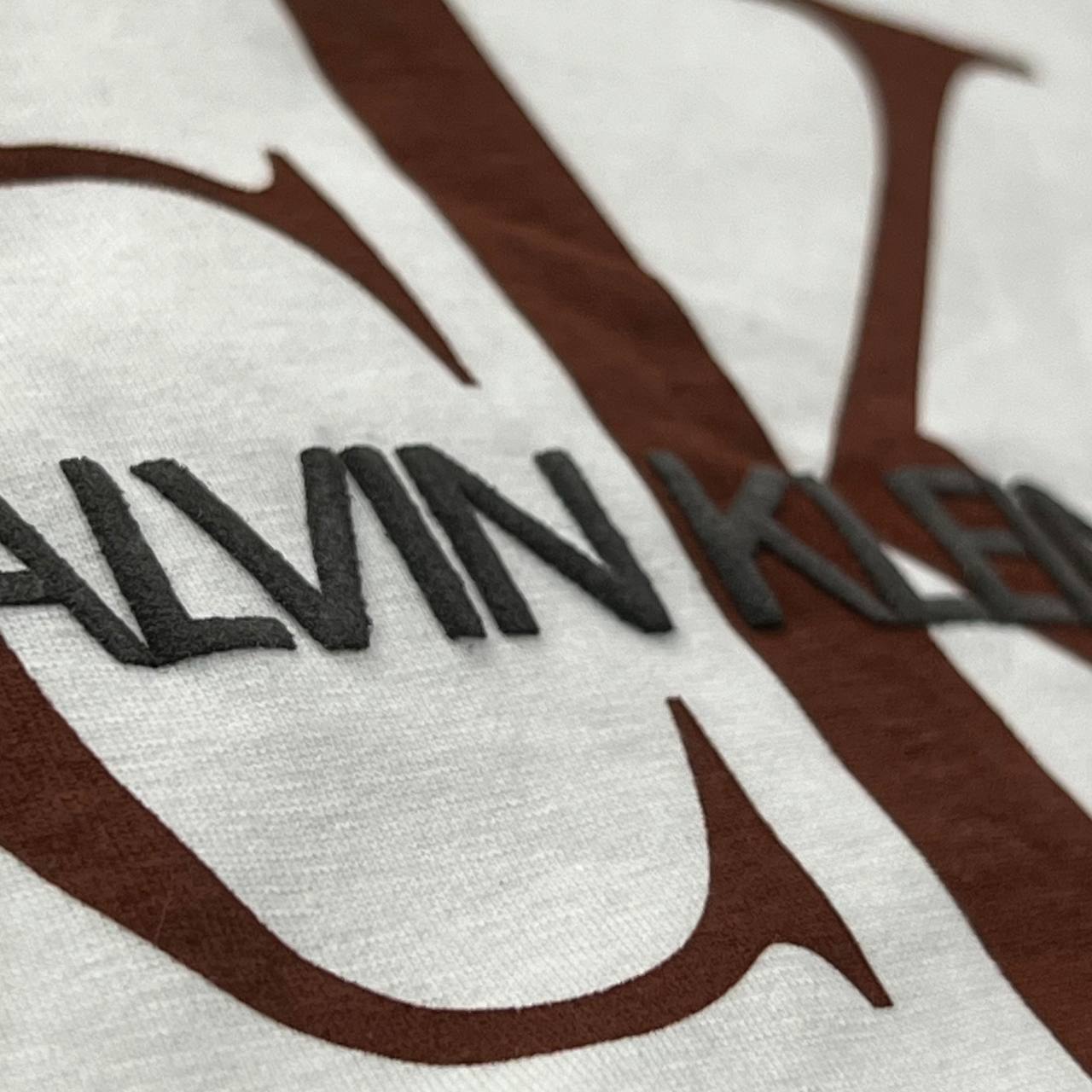 CAMISETA GENUINA SOFT PENTEADO TURCO - CALVIN KLEIN arte em DTF