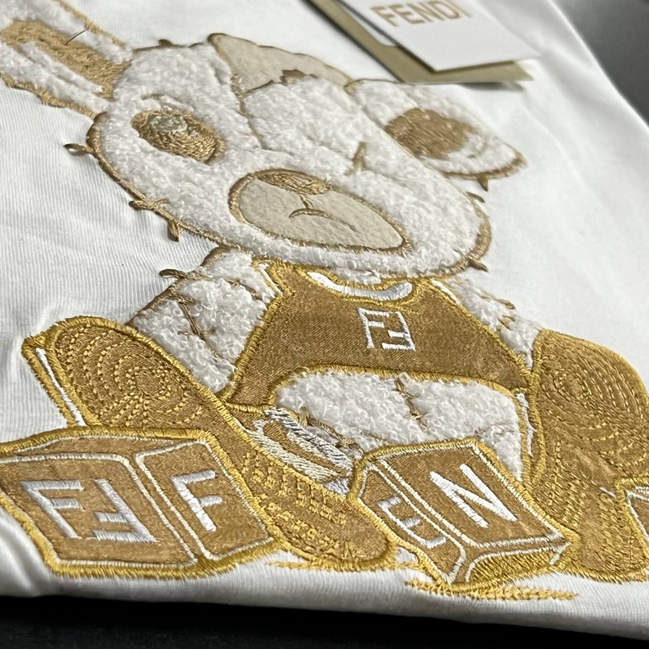 Camiseta GENUINA COTTON TANGUIS TURCO - FENDI arte em bordado e camurça