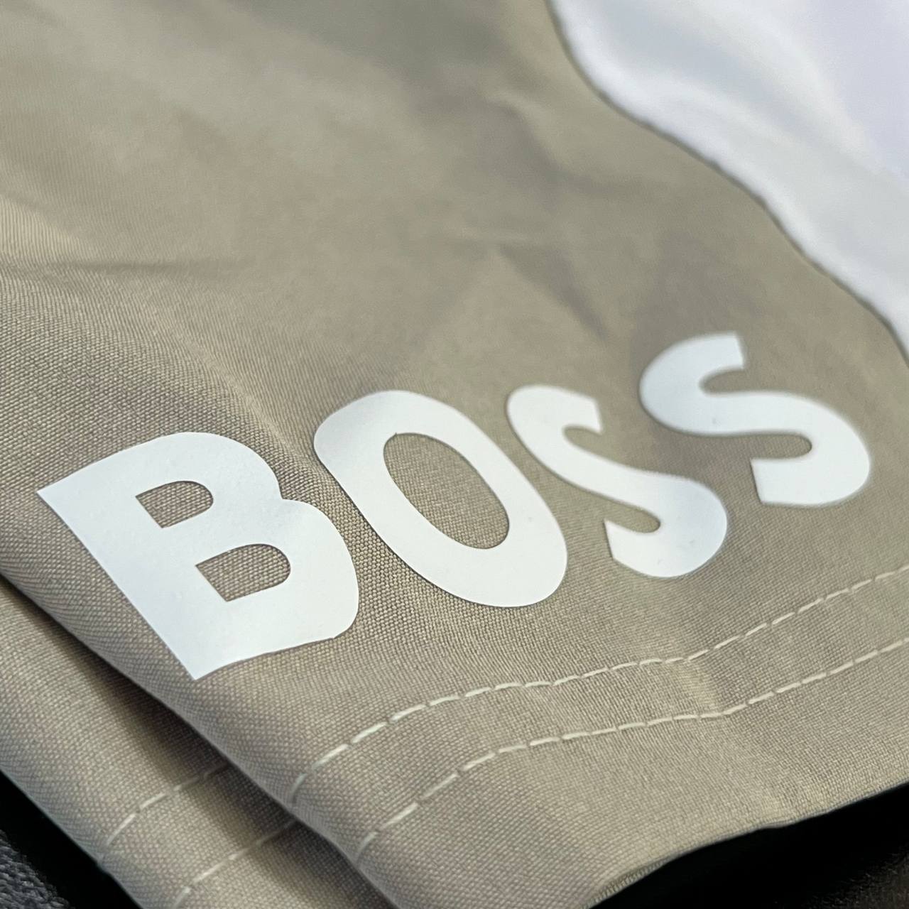 Bermuda Microfibra Ultra - HUGO BOSS recorte atrás 