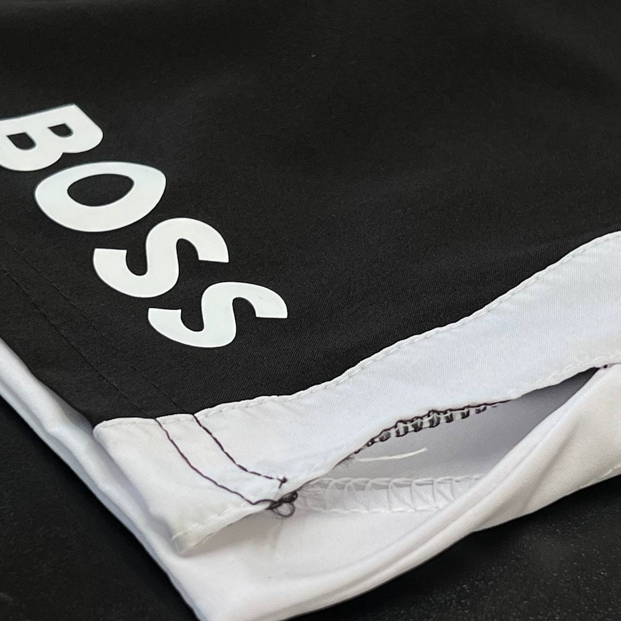 Bermuda Microfibra Ultra - HUGO BOSS recorte atrás 